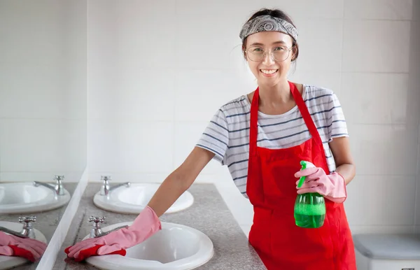 Mujer Desinfecta Superficie Del Baño Los Virus — Foto de Stock