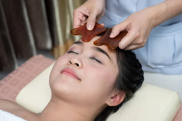 Asiática Joven Mujer Han Cara Guasha Tratamiento Asiático Belleza —  Fotos de Stock