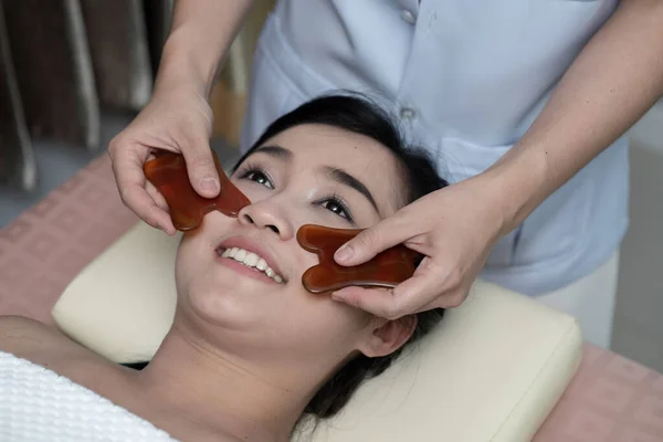 Asiática Joven Mujer Han Cara Guasha Tratamiento Asiático Belleza — Foto de Stock