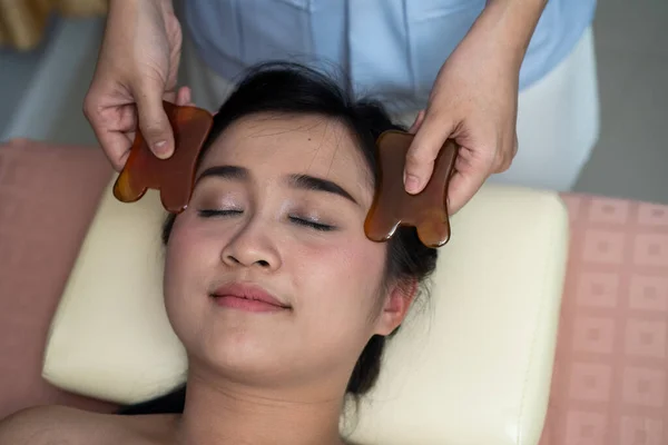 Asiática Joven Mujer Han Cara Guasha Tratamiento Asiático Belleza —  Fotos de Stock