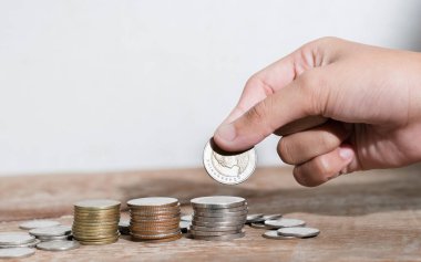 Çocuklar el çabukluğu ile para biriktiriyorlar.