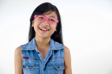 Mutlu kız gülümsüyor beyaz arka plan