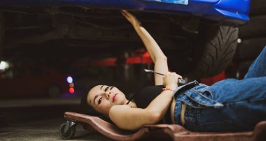 Nitelikli kadın teknisyen yolcu vagonuna hizmet ediyor.