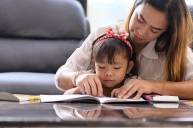 Asyalı anne ve kızı geldi.