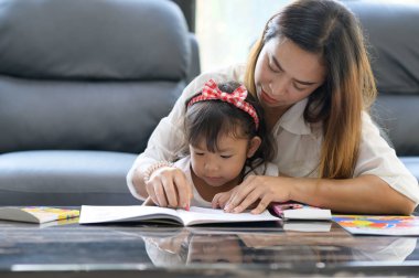Asyalı anne ve kızı geldi.