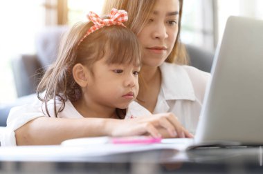 Asyalı anne ve kızı geldi.