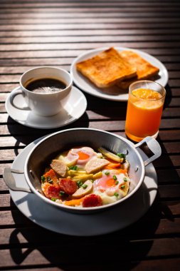 Kahvaltı ya da kızarmış yumurta, kızarmış ekmek, yeşil kuşkonmaz.,