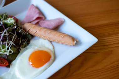 Kahvaltı ya da kızarmış yumurta, kızarmış ekmek, yeşil kuşkonmaz.,