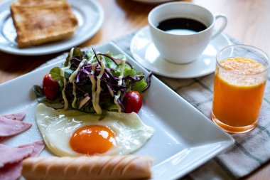 Kahvaltı ya da kızarmış yumurta, kızarmış ekmek, yeşil kuşkonmaz.,