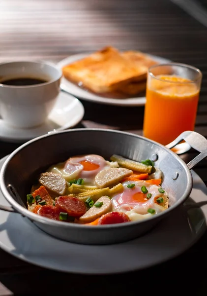 Desayuno Almuerzo Con Huevo Frito Pan Tostado Espárragos Verdes — Foto de Stock