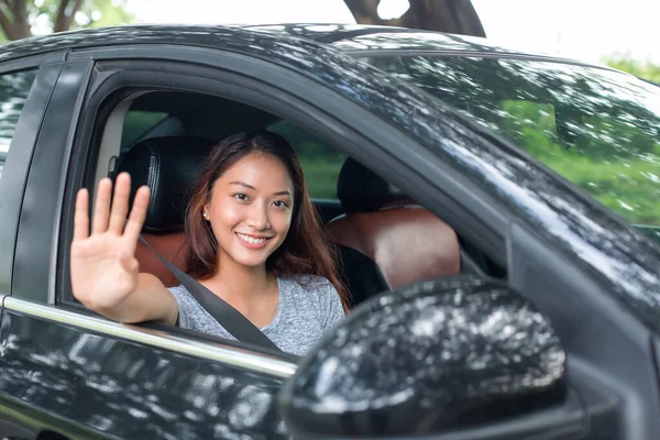 아름다운 아시아 여성이 웃으며 즐겁게 운전하는 — 스톡 사진