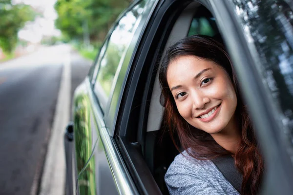 아름다운 아시아 여성이 웃으며 즐겁게 운전하는 — 스톡 사진