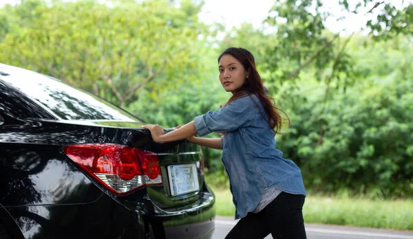 Ázsiai Nők Utaznak Pihenni Ünnepen Összetört Autó Utcán — Stock Fotó