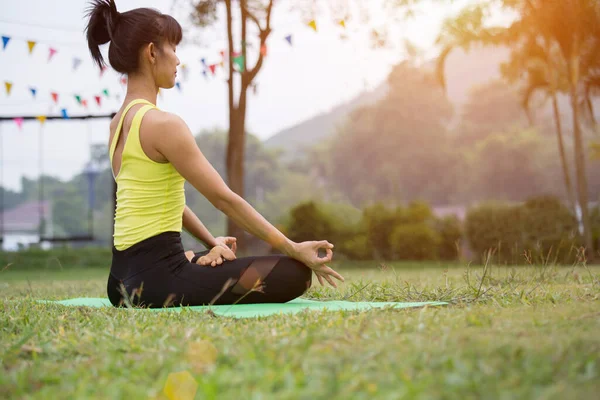 Yoga Asijské Ženy Jóga Přírodní Zázemí — Stock fotografie