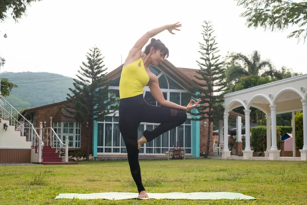 Yoga Ασιάτισσες Γιόγκα Φυσικό Υπόβαθρο — Φωτογραφία Αρχείου