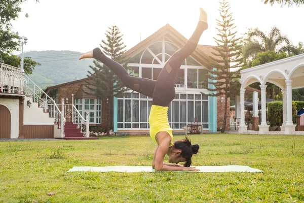 Yoga Asyalı Kadın Yoga Doğal Arka Plan — Stok fotoğraf