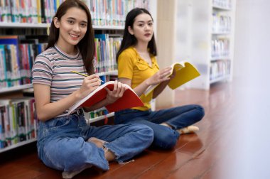 Kütüphanede üniversite öğrencileri. Kütüphanelerde araştırma yapan üniversite öğrencisi grubu.