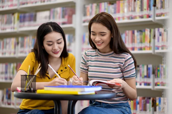 Universitetsstudenter Biblioteken Asiatiske Universitetsstudenter Forsker Biblioteker – stockfoto