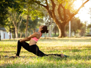 Yoga gün batımı bahçesinde