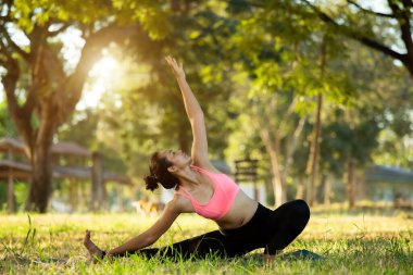 Yoga gün batımı bahçesinde