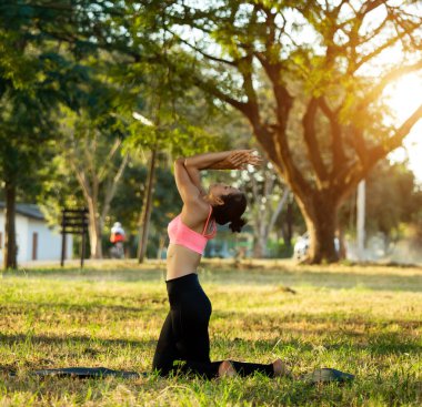 Yoga gün batımı bahçesinde