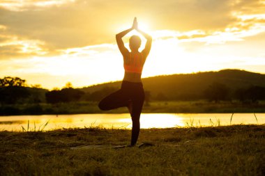Yoga gün batımı bahçesinde