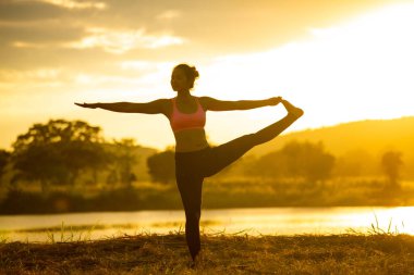 Yoga gün batımı bahçesinde