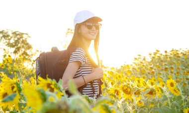 Turistler fotoğraf çeker. Günbatımı, günbatımı. Fotoğraf konsepti.