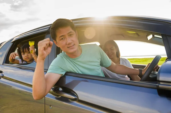Ázsiai Család Boldogok Kívül Car Insurance Koncepció — Stock Fotó