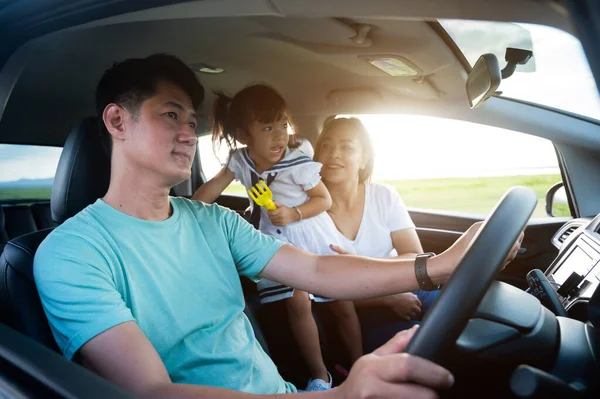 Ázsiai Család Boldogok Kívül Car Insurance Koncepció — Stock Fotó