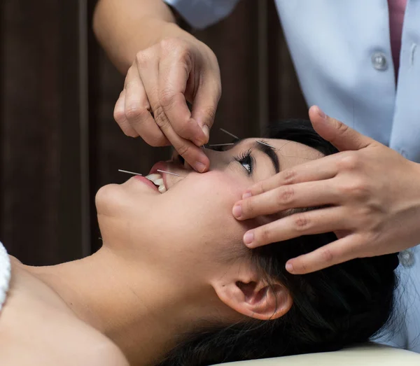 Mujer Acostada Una Mesa Spa Medicina Alternativa Que Tiene Una — Foto de Stock