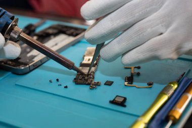 Cep telefonlarını tamir edecek teknisyenler
