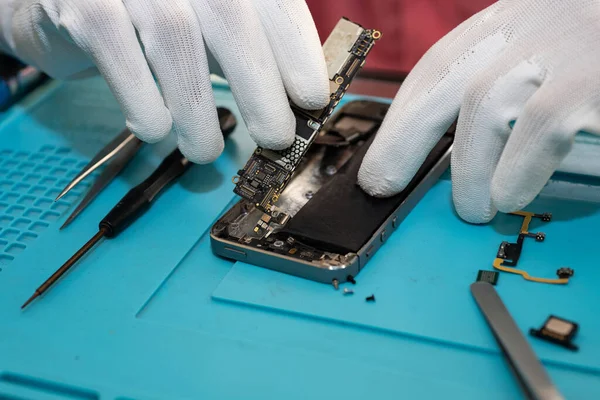 Technicians Fix Mobile Phones — Stock Photo, Image