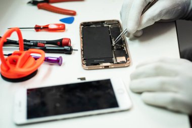 Cep telefonlarını tamir edecek teknisyenler