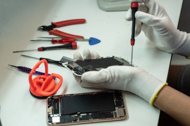 Cep telefonlarını tamir edecek teknisyenler
