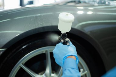 Profesyonel araba resminin yakın plan görüntüsü, ön tarafa odaklan