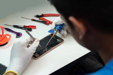 Cep telefonlarını tamir edecek teknisyenler