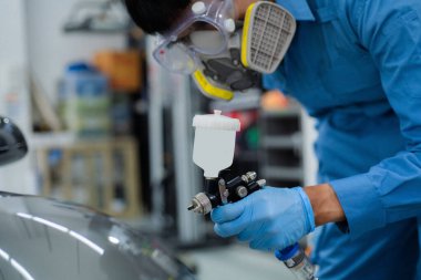 Profesyonel araba resminin yakın plan görüntüsü, ön tarafa odaklan