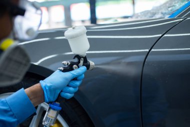 Servis merkezinde araba boyama prosedürü.