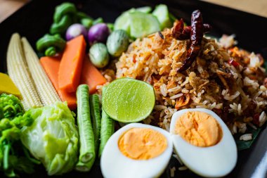 Pilav ile Biber Ezmesi Popüler Tayland yemekleri