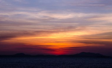 Gün batımında gökyüzü ya da şafak pembe ve kırmızı, denizde ya da gölde doğal ya da güzel adalarda parlar..