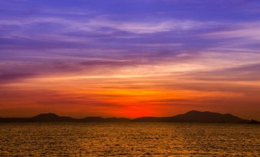 Gün batımında gökyüzü ya da şafak pembe ve kırmızı, denizde ya da gölde doğal ya da güzel adalarda parlar..