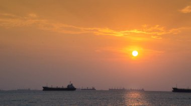 Gün batımı gökyüzü ya da şafak sarı, doğal sarı ve denizde ya da gölde deniz botlarıyla parlar. Sıcak renk arkaplanı