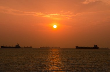 Gün batımı gökyüzü ya da şafak pembe, doğal pembe ve denizde ya da gölde deniz botlarıyla parlar. Sıcak renk arkaplanı