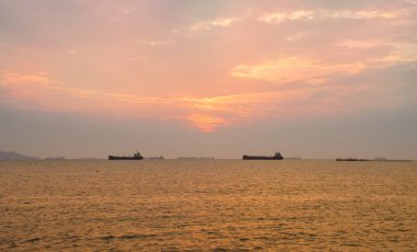 Gün batımı ya da gün doğumu, kargo gemisi arkaplanlı doğal ışık