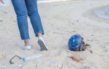 Sahilde turistlerin bıraktığı çöpler. Çevre kirliliği ve okyanus ekosistemlerinin resimlerini kavra.