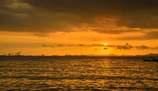 Image Bateau Flottant Sur Mer Avec Grand Soleil Coucher Soleil — Photo