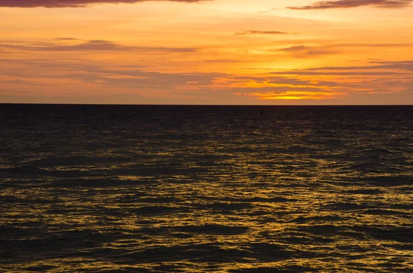 Puesta Sol Natural Sobre Océano Bajo Cielo Colorido Atardecer Sol — Foto de Stock