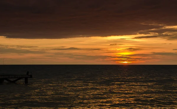 Puesta Sol Colorido Mar Con Nubes Por Noche — Foto de Stock