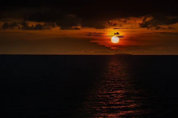 Hermoso Paisaje Puesta Sol Ardiente Mar Negro Cielo Naranja Por — Foto de Stock